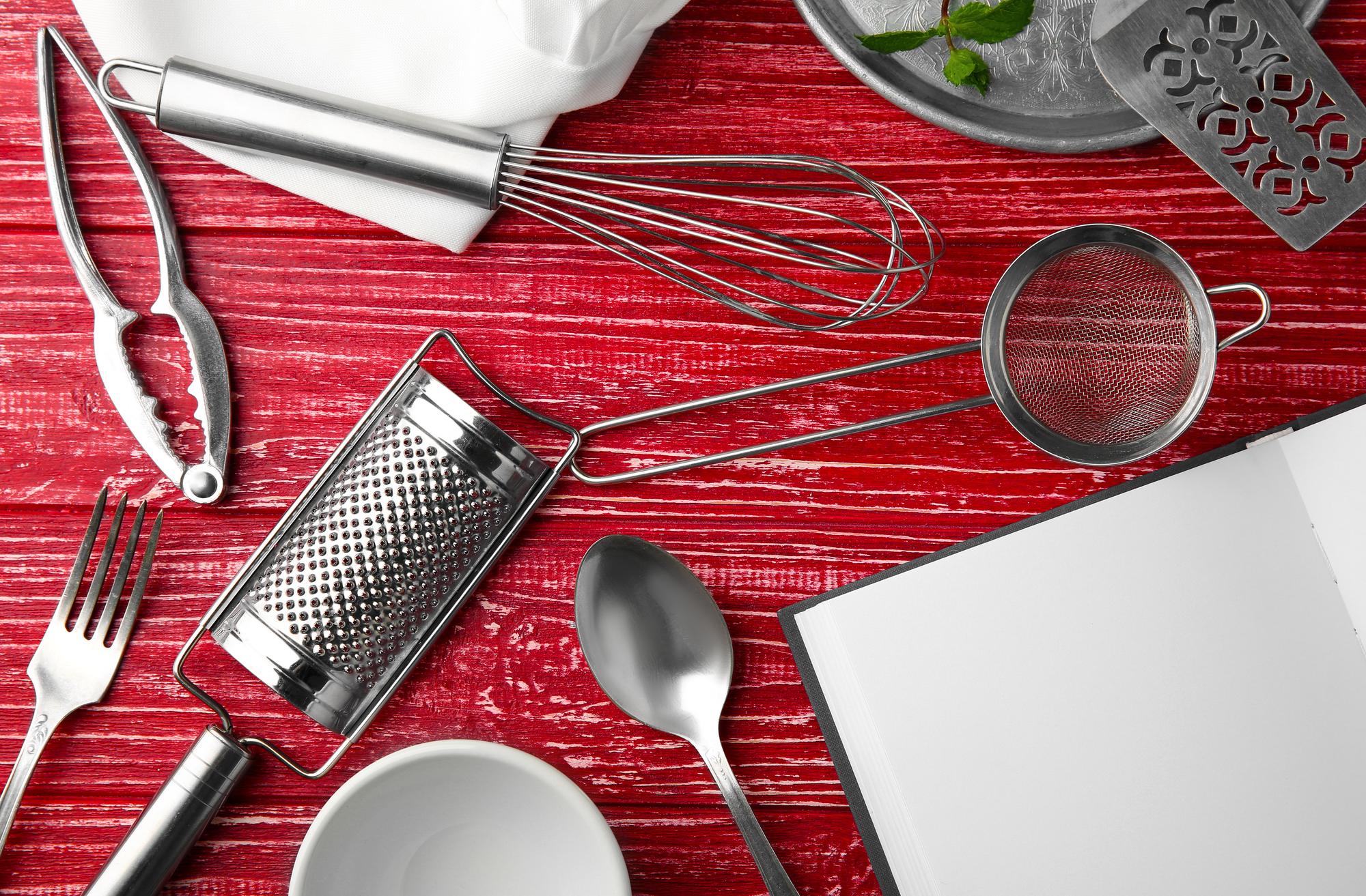 Interno studio cucina con attrezzatura professionale